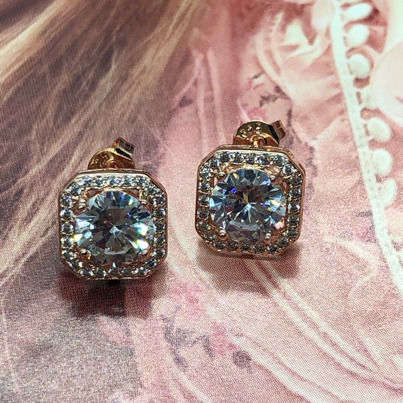 ๐ Gold Plated CZ Stud Earrings - Picture 4 of 5